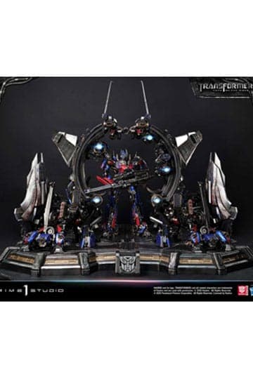 Transformers: Dark of the Moon (Film) Museum Masterline Statue Optimus Prime Weapons Depot 127 cm